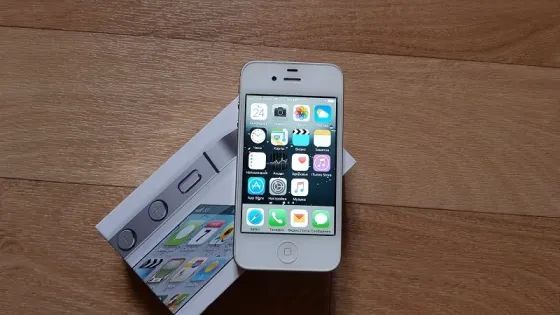 Телефон iPhone 4S, 8 ГБ Калининград